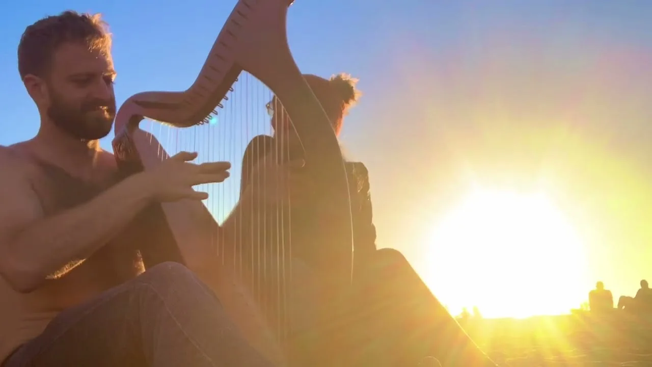 Watch The Lovebyrds perform